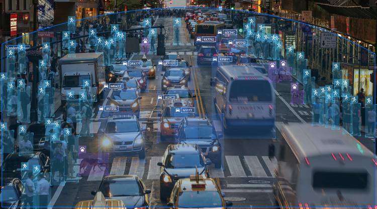 Illustratie van geavanceerde UniFi Edge AI-detectie in een drukke straat