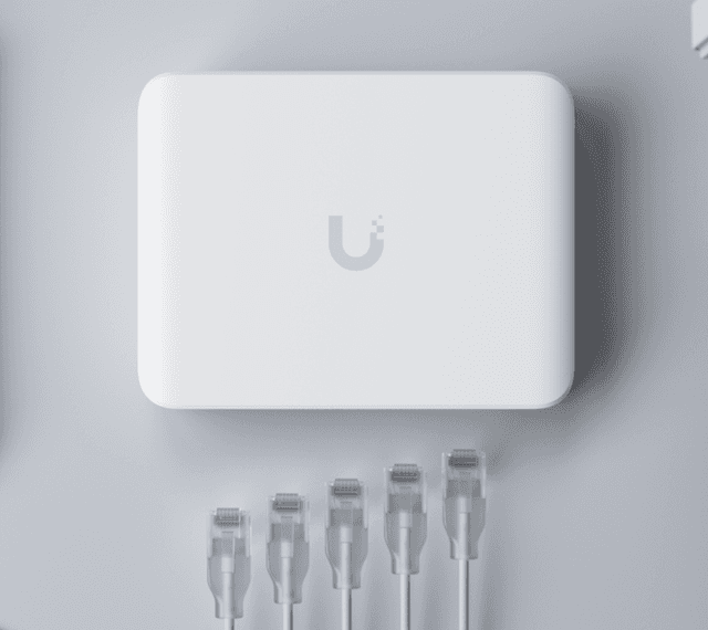 UniFi Flex Mini 2.5G met vijf netwerkkabels