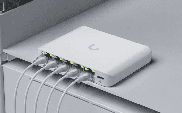 UniFi Flex Mini 2.5G verbonden met vijf bekabelde netwerkapparaten