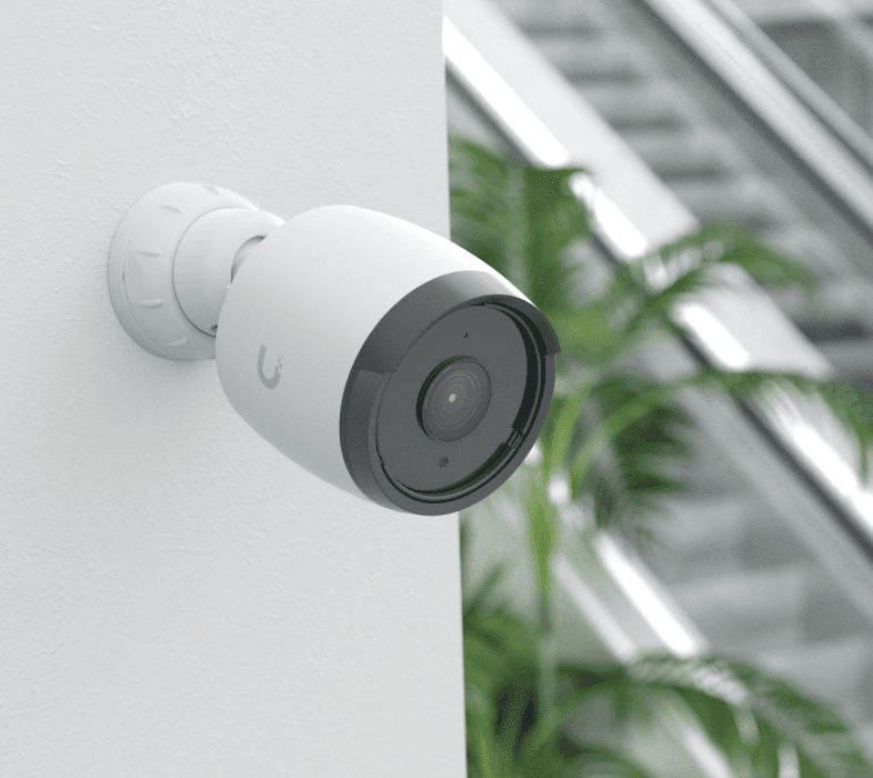 G6 Bullet wit - gemonteerd aan een wand