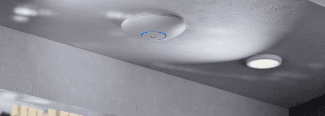 Imagen oficial de U7 Long-Range en su instalación UniFi