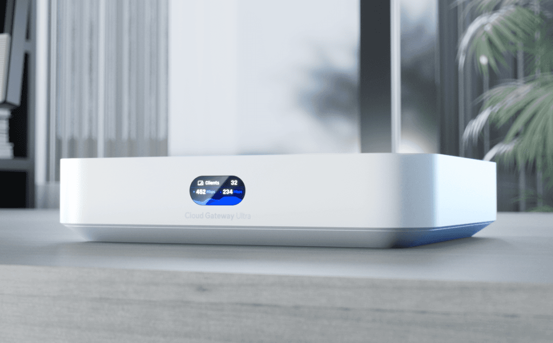 UniFi Cloud Gateway Ultra op een bureau met statusdisplay aan de voorzijde