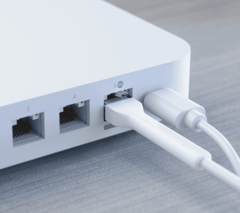 UCG-Ultra netwerkaansluitingen met aangesloten Ethernet-kabel en USB-C-voeding