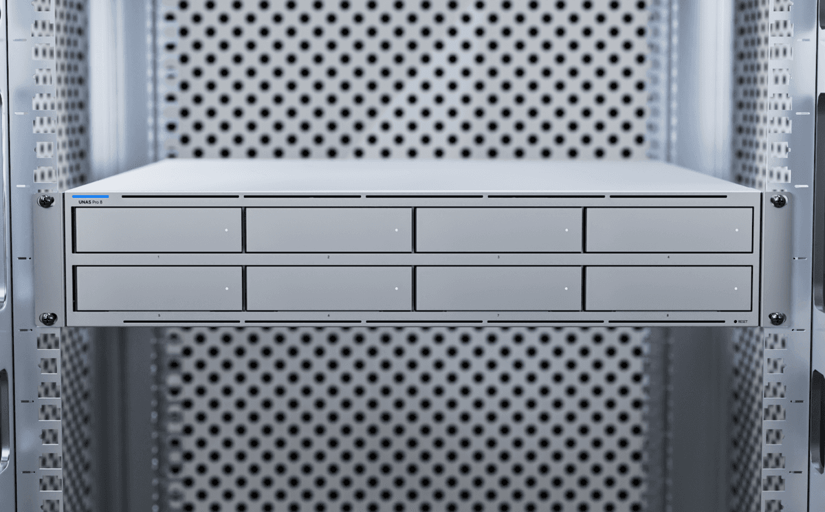 UNAS Pro 8 Arka Panel ve Çift PSU