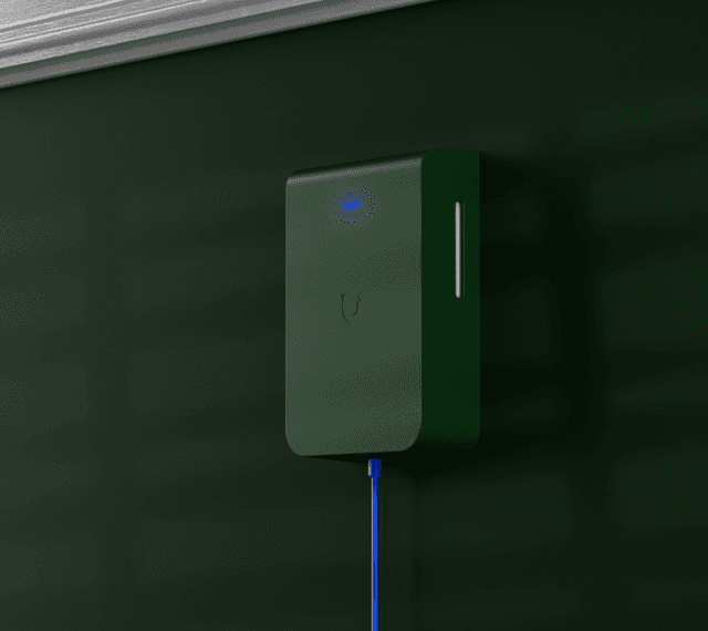 Ubiquiti U7 Pro Wall Paintable Cover gemonteerd