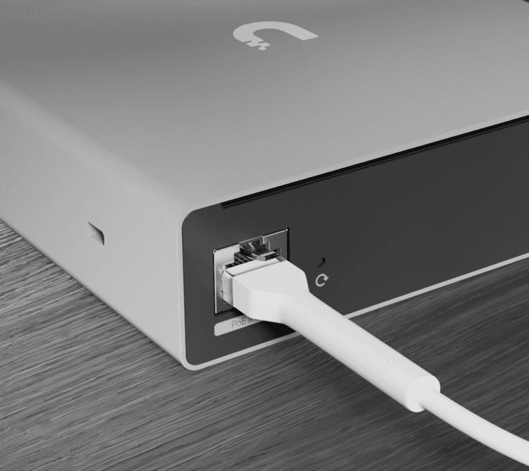 UniFi AI Key Kompakt Tasarım ve Port Yapısı